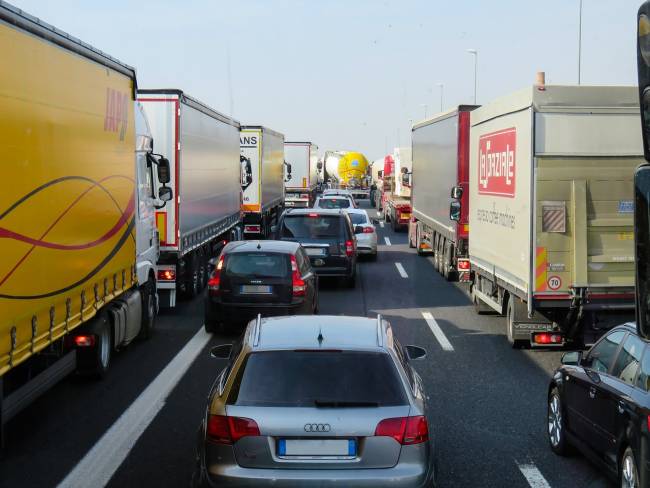Estudo revela sobrecarga no transporte de cargas no Brasil, com predominância do modal rodoviário