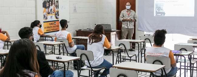 Idebra leva curso de Operações Logísicas a Extrema