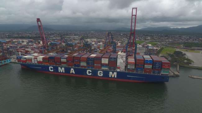 Navio da CMA CGM se torna o maior porta-contêineres a atracar no Brasil