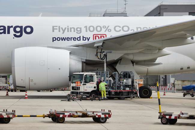 DB Schenker lança oferta global de frete aéreo neutro em CO2