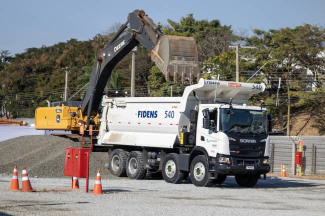 Scania, Fidens e Hexagon apresentam o primeiro caminhão 8x4 teleoperado do Brasil