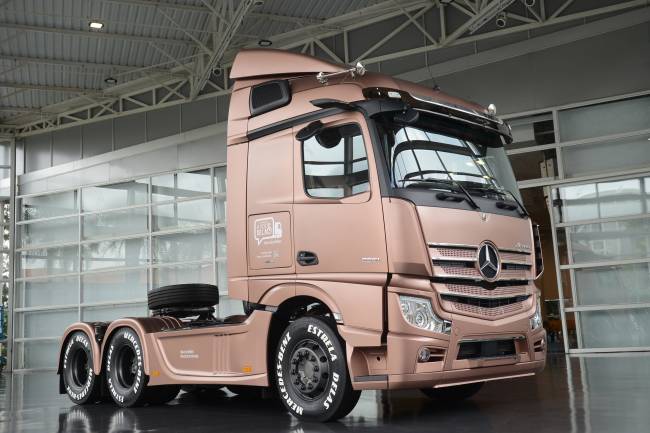 Mercedes-Benz inicia la venta del Actros “Estrela Delas” en Fenatran 2024