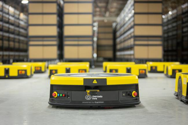 Mercado Livre implementa sistema inédito de robôs em operação logística no Brasil; confira os resultados