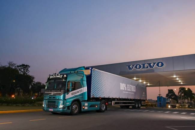 Volvo inicia teste com caminhões pesados 100% elétricos na logística de sua fábrica no Brasil