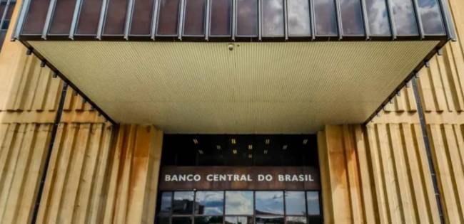 Copom eleva Selic para 12,25% ao ano em meio a cenário econômico desafiador