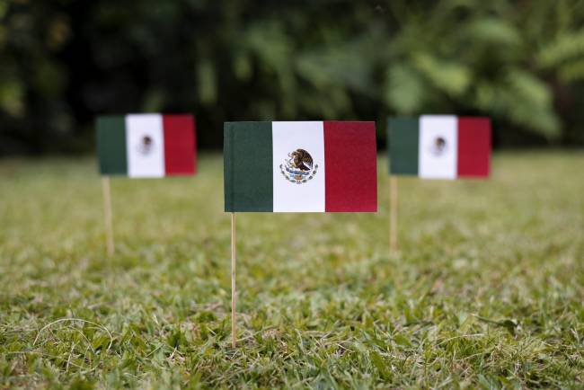 EUA impõem tarifas de 25% sobre importações do México; governo mexicano anuncia resposta