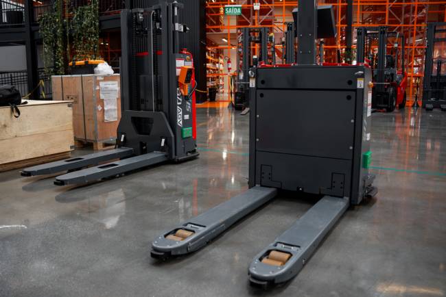 Grupo KMR apresenta empilhadeiras autônomas da Heli Brasil na Intermodal 2026